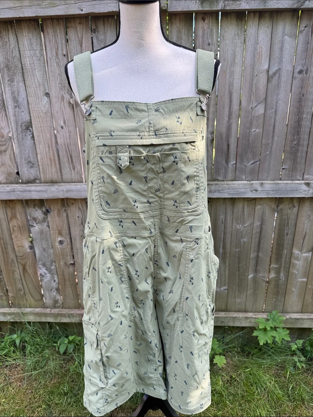 🌿🍃 Duluth Heirloom Short Overalls – Light Olive Fern Print – XXL 🍃🌿 - Picture 3 of 9